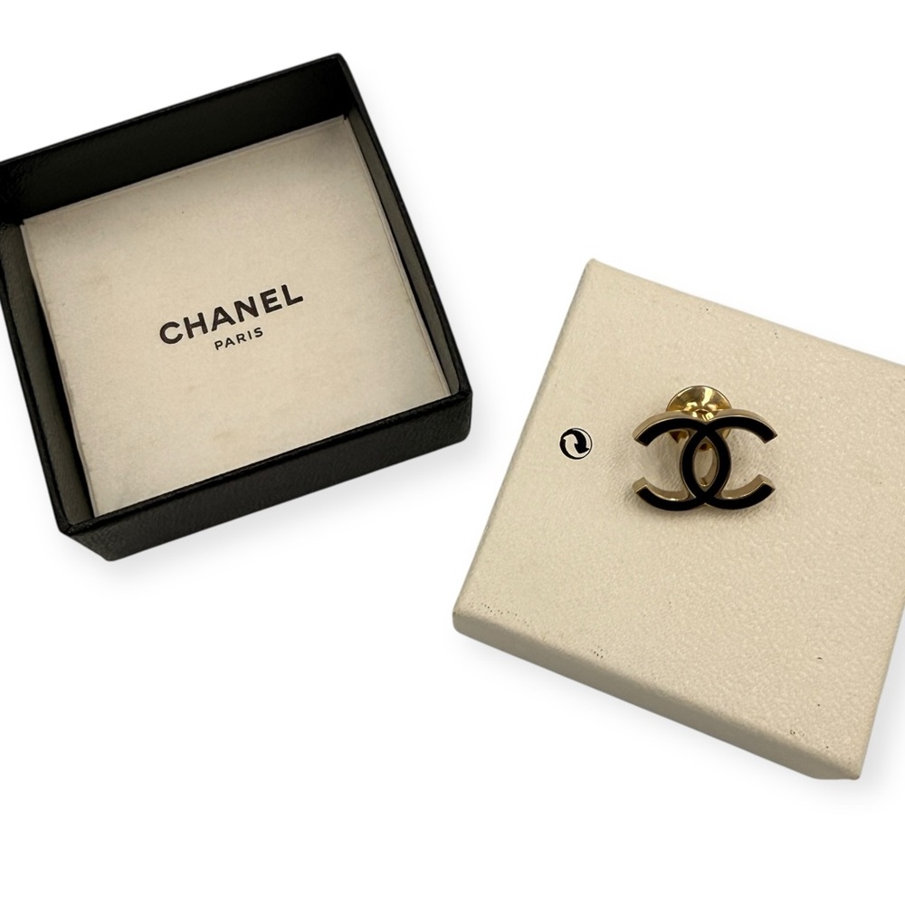 Chanel CC Logo Brooch – Gold Tone & Black Enamel with Box + COA - Picture 10 of 11